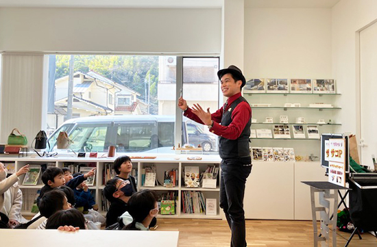 広島・呉・東広島の一般住宅・店舗・工場・オフィスなどの設計・施工・リフォームのことならイッコー建築事務所へ　うみとやまと 2月25日　サコPマジックショー  セレクト雑貨、手作りジェラート、ドリンクの販売