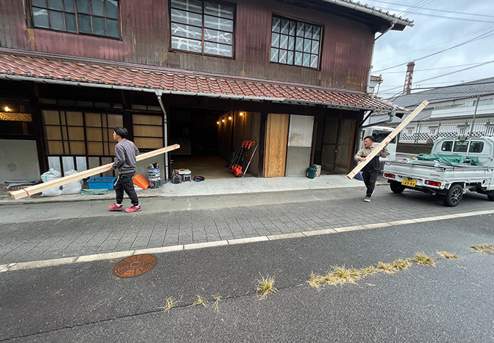 広島大学 スマート町屋プロジェクト土間に三和土（たたき）を施工するワークショップ