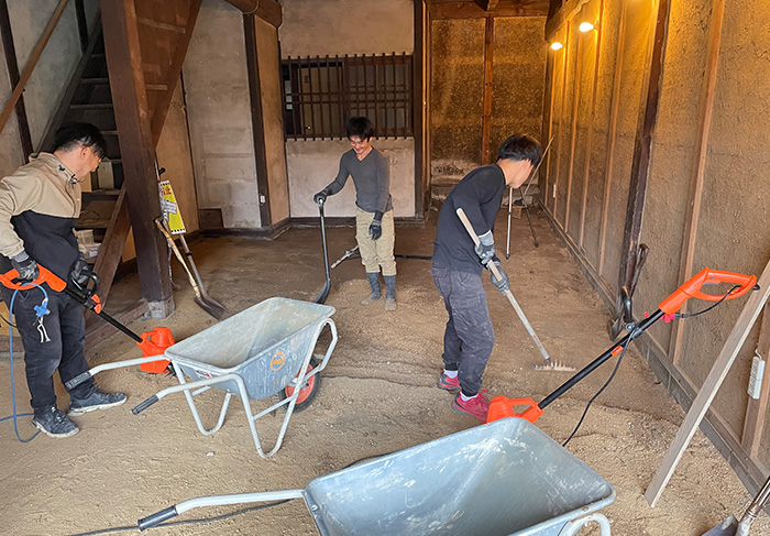 広島大学 スマート町屋プロジェクト土間に三和土（たたき）を施工するワークショップ