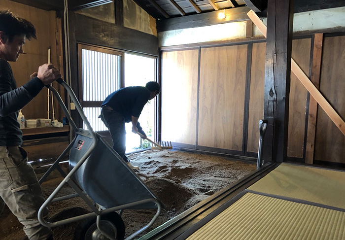 広島大学 スマート町屋プロジェクト土間に三和土（たたき）を施工するワークショップ