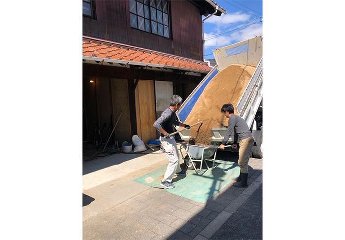 広島大学 スマート町屋プロジェクト土間に三和土（たたき）を施工するワークショップ
