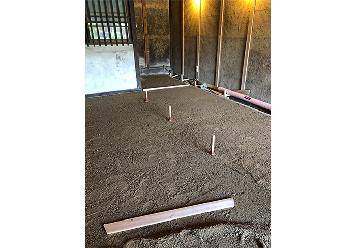 広島大学 スマート町屋プロジェクト土間に三和土（たたき）を施工するワークショップ