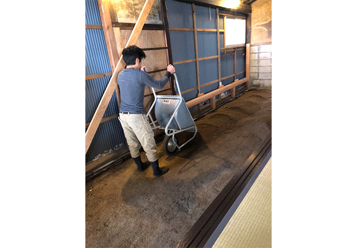 広島大学 スマート町屋プロジェクト土間に三和土（たたき）を施工するワークショップ