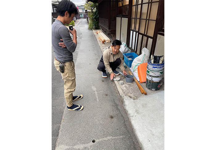 広島大学 スマート町屋プロジェクト土間に三和土（たたき）を施工するワークショップ