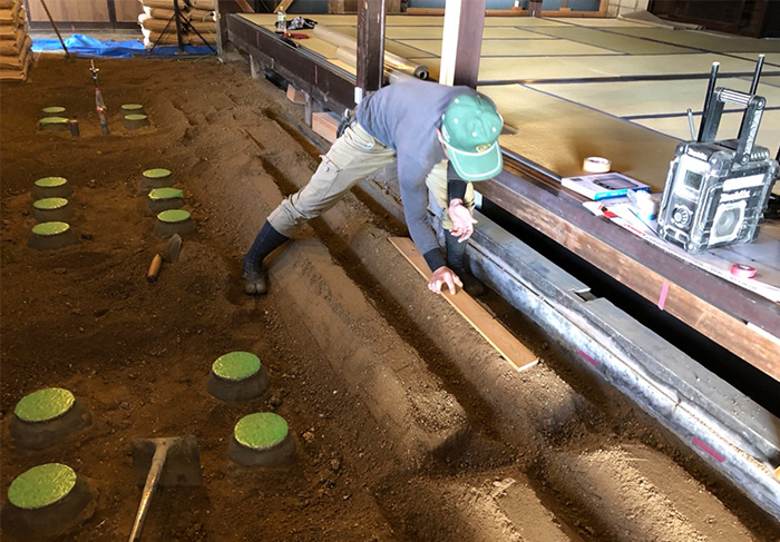 広島大学 スマート町屋プロジェクト土間に三和土（たたき）を施工するワークショップ