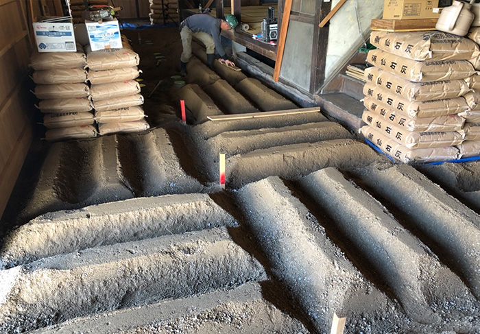 広島大学 スマート町屋プロジェクト土間に三和土（たたき）を施工するワークショップ