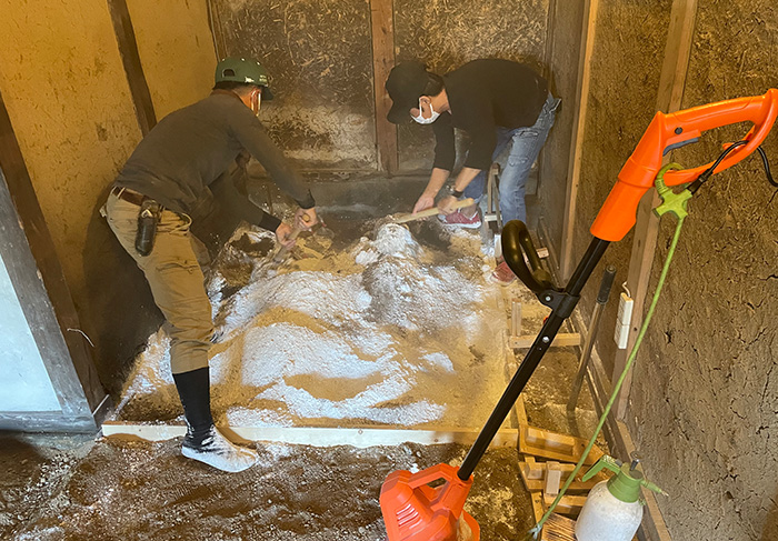 広島大学 スマート町屋プロジェクト土間に三和土（たたき）を施工するワークショップ