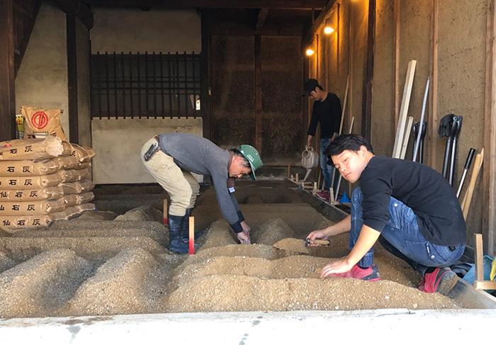 広島大学 スマート町屋プロジェクト土間に三和土（たたき）を施工するワークショップ