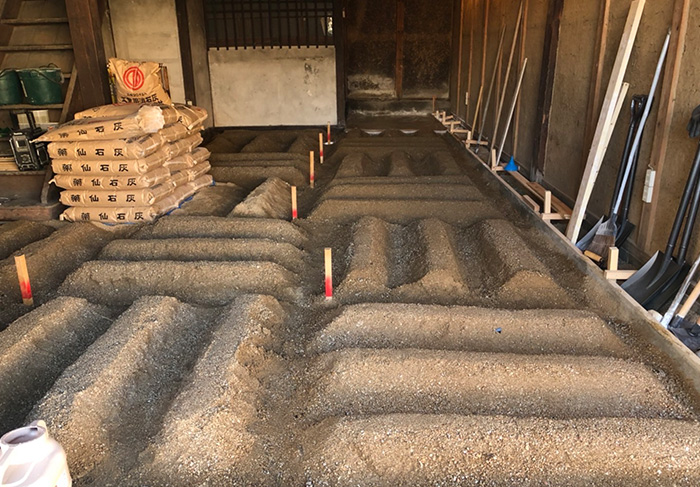広島大学 スマート町屋プロジェクト土間に三和土（たたき）を施工するワークショップ