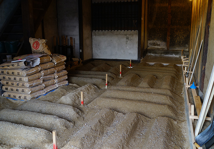広島大学 スマート町屋プロジェクト土間に三和土（たたき）を施工するワークショップ