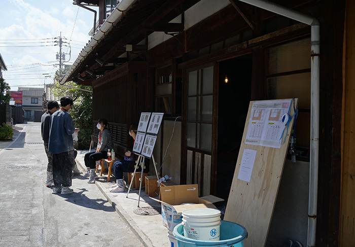 広島大学 スマート町屋プロジェクト土間に三和土（たたき）を施工するワークショップ