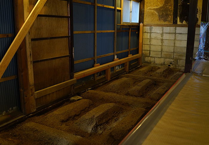 広島大学 スマート町屋プロジェクト土間に三和土（たたき）を施工するワークショップ