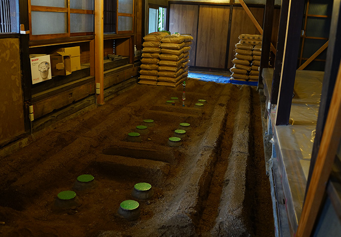広島大学 スマート町屋プロジェクト土間に三和土（たたき）を施工するワークショップ