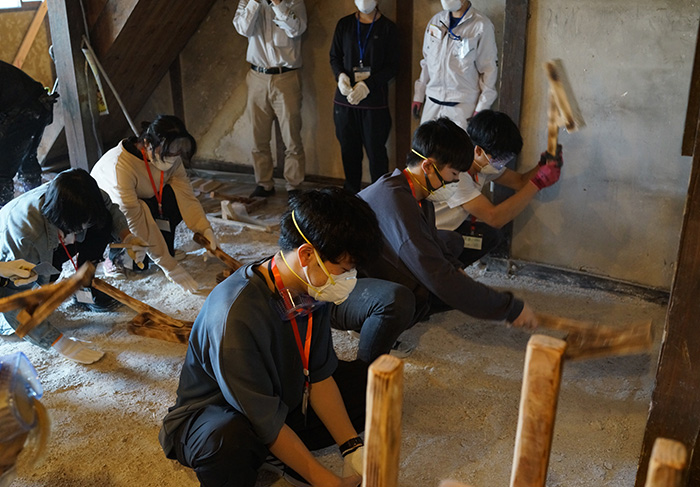 広島大学 スマート町屋プロジェクト土間に三和土（たたき）を施工するワークショップ