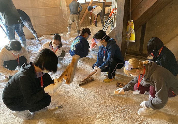 広島大学 スマート町屋プロジェクト土間に三和土（たたき）を施工するワークショップ