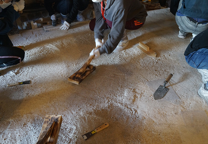 広島大学 スマート町屋プロジェクト土間に三和土（たたき）を施工するワークショップ
