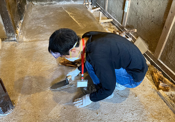 広島大学 スマート町屋プロジェクト土間に三和土（たたき）を施工するワークショップ