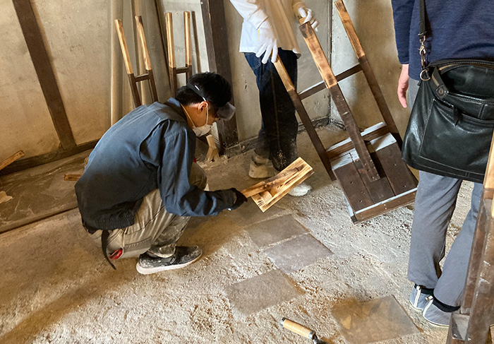 広島大学 スマート町屋プロジェクト土間に三和土（たたき）を施工するワークショップ