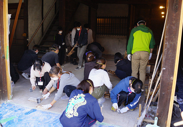 広島大学 スマート町屋プロジェクト土間に三和土（たたき）を施工するワークショップ