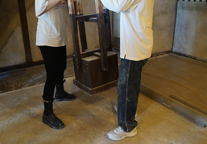 広島大学 スマート町屋プロジェクト土間に三和土（たたき）を施工するワークショップ
