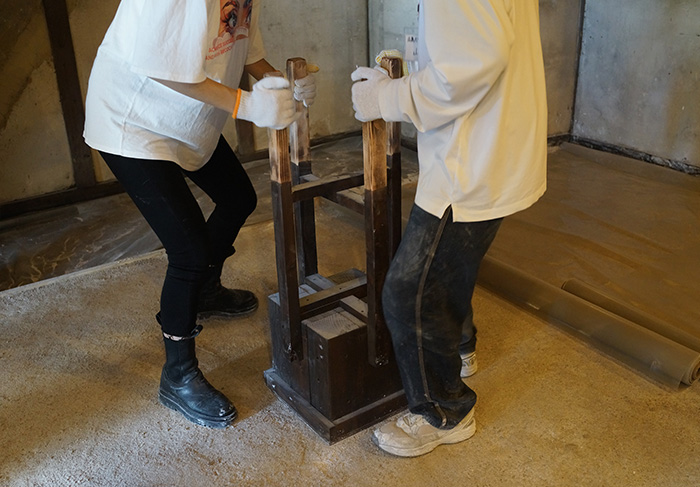 広島大学 スマート町屋プロジェクト土間に三和土（たたき）を施工するワークショップ