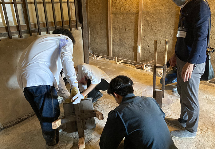 広島大学 スマート町屋プロジェクト土間に三和土（たたき）を施工するワークショップ