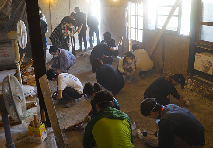 広島大学 スマート町屋プロジェクト土間に三和土（たたき）を施工するワークショップ
