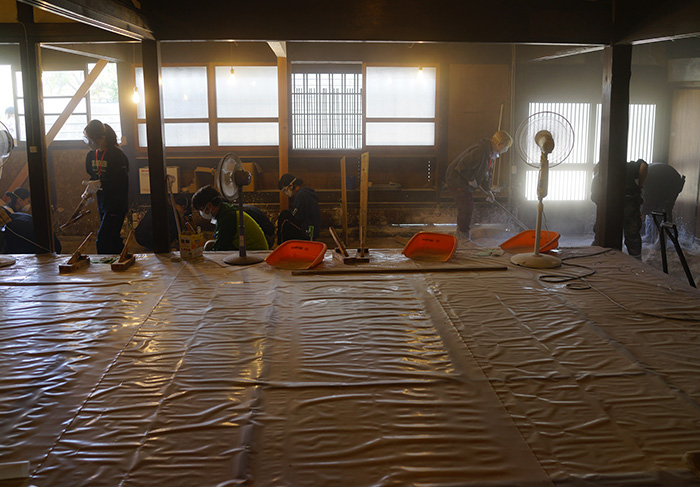 広島大学 スマート町屋プロジェクト土間に三和土（たたき）を施工するワークショップ