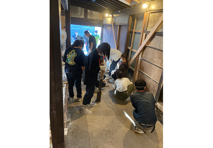 広島大学 スマート町屋プロジェクト土間に三和土（たたき）を施工するワークショップ