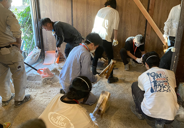 広島大学 スマート町屋プロジェクト土間に三和土（たたき）を施工するワークショップ