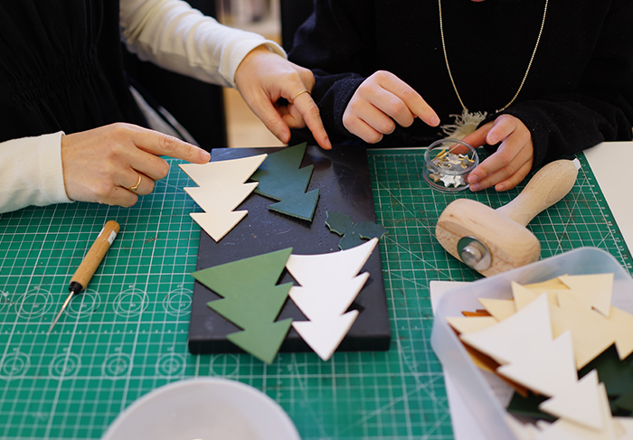うみとやまと DCLeather 革のツリー、ブローチWorkshop